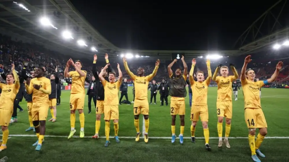 Jugadores del Bodo Glimt celebrando una histórica victoria en la Europa League, con euforia y unidad tras el pitazo final