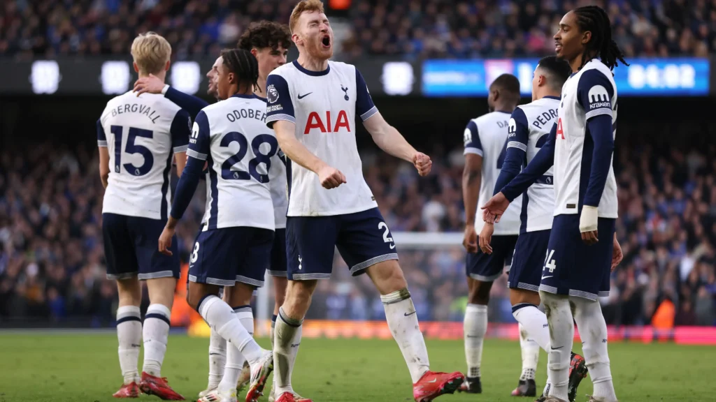 Jugadores del Tottenham Hotspur posicionados en el campo durante un partido de Europa League, luciendo concentración y determinación