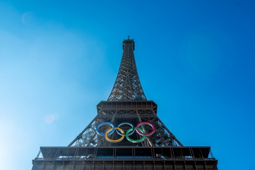 La Torre Eiffel con los anillos olímpicos.